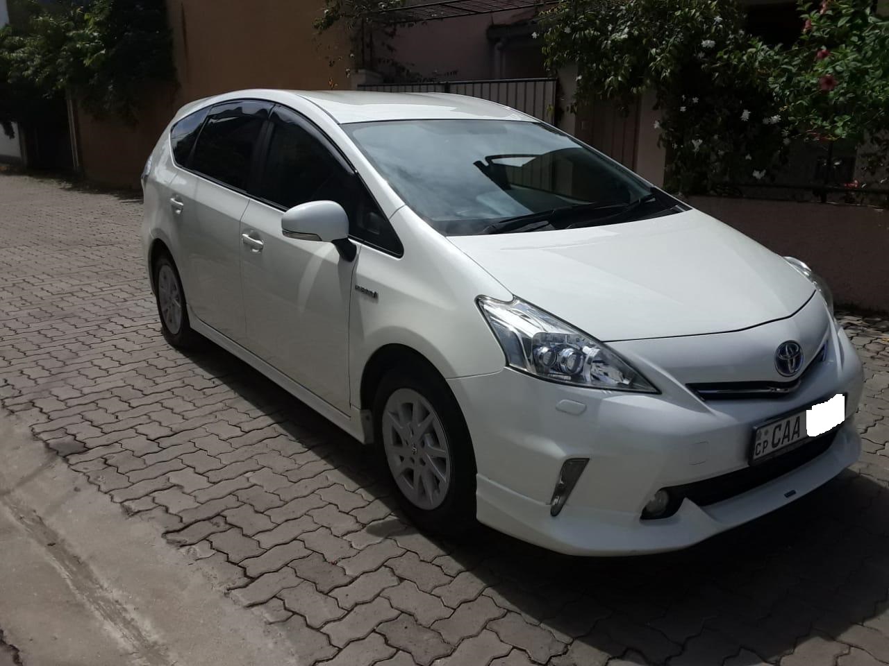 Toyota Prius Alpha 2015